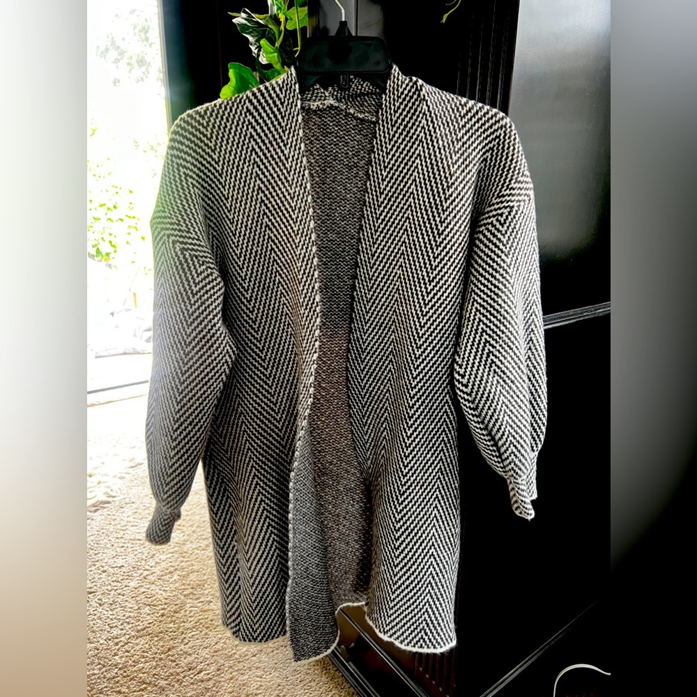 Long sleeve cardigan, puffed shoulders.